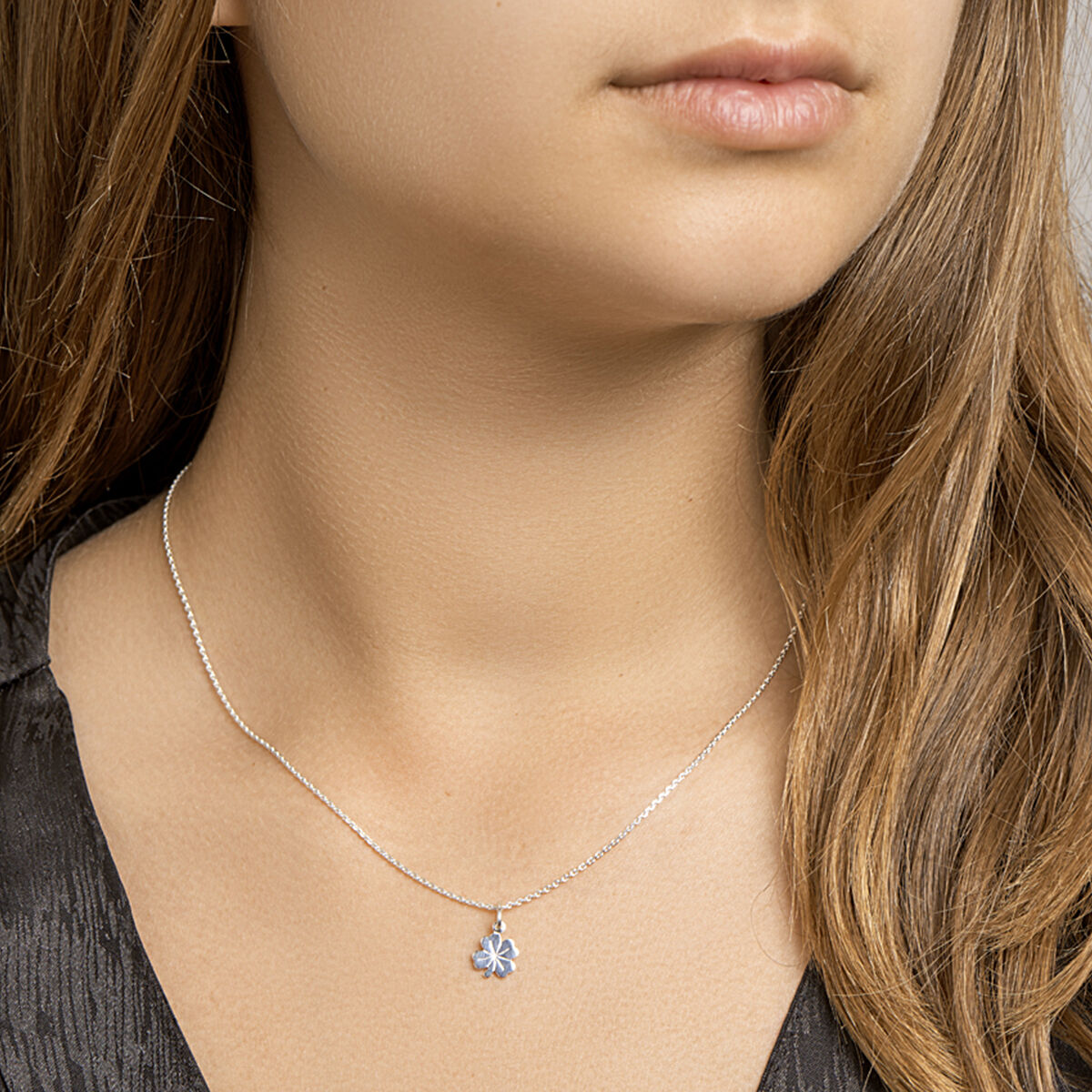 Collar de plata con trébol – eslabón ancla