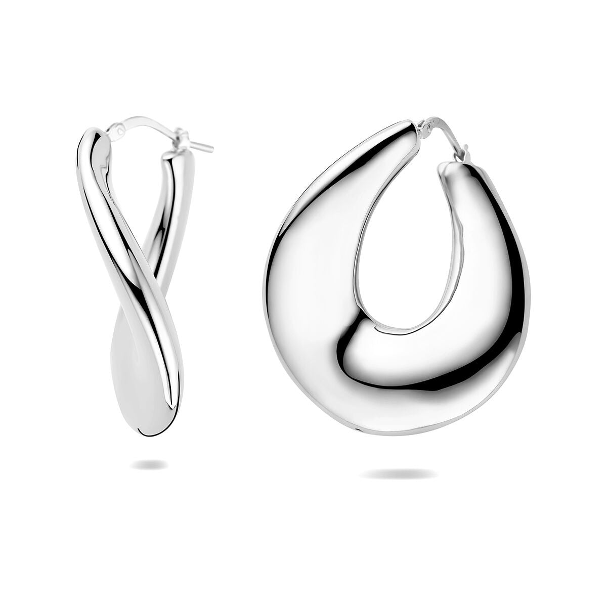 Pendientes de aro de plata rhodium, con un diseño moderno y pulido en forma de gota.