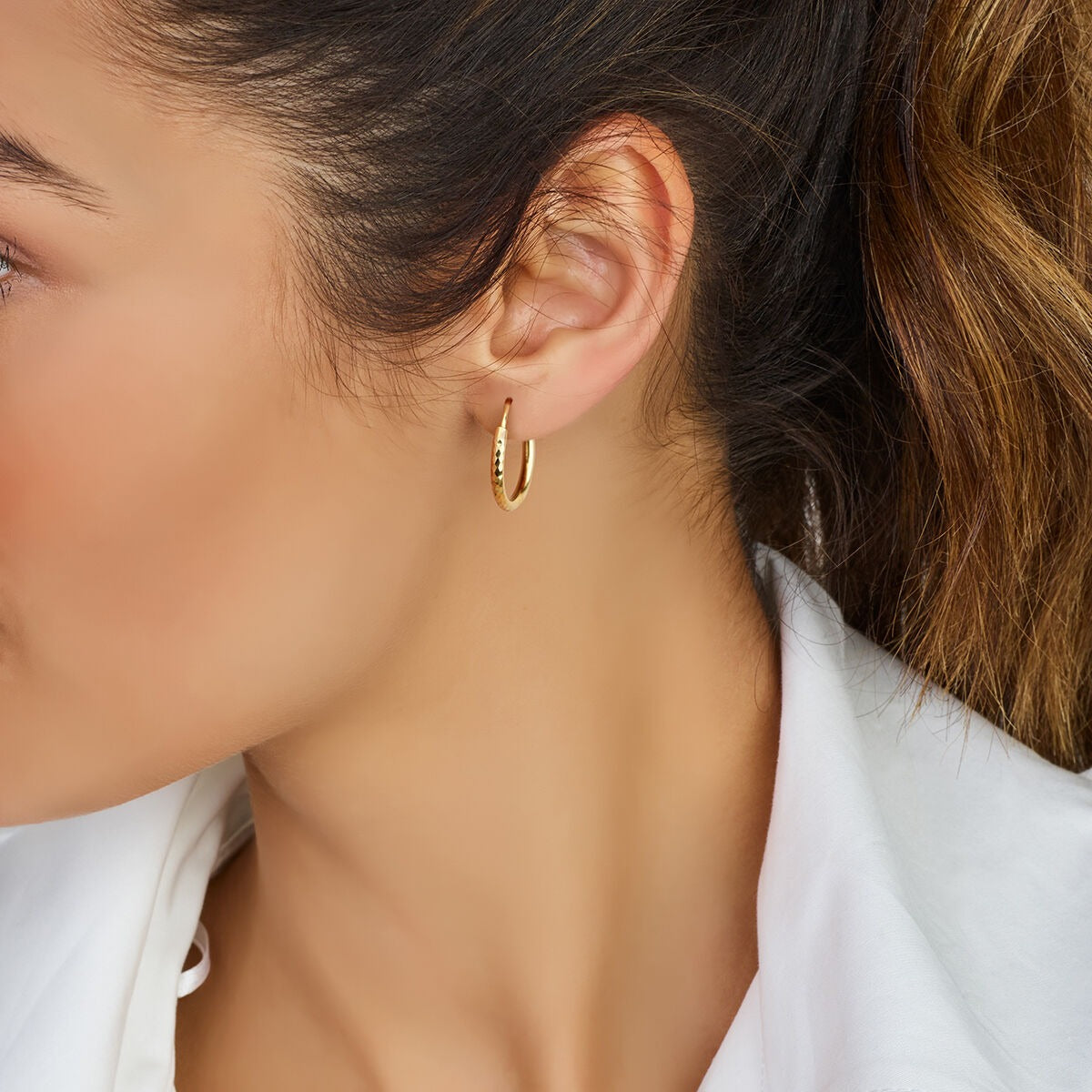 Aros de oro amarillo con tubo diamantado – 14k