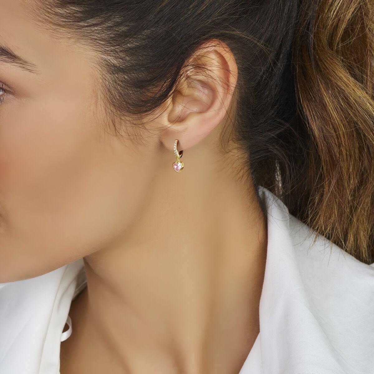 Aros chapados en oro con corazón rosa de circonita y acentos blancos