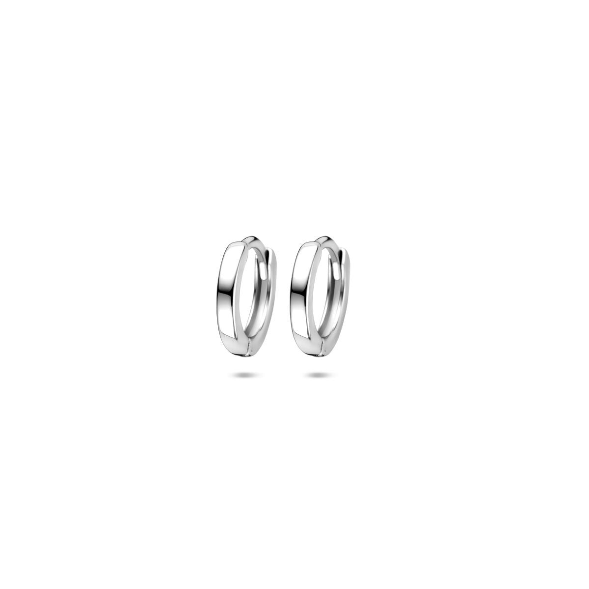 Pendientes de aro plateados, con acabado rodiado y diseño sencillo.