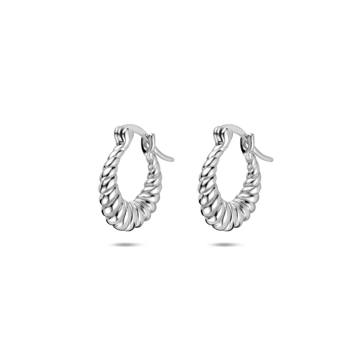 Pendientes de aro de plata rhodium, con diseño trenzado y acabado brillante.