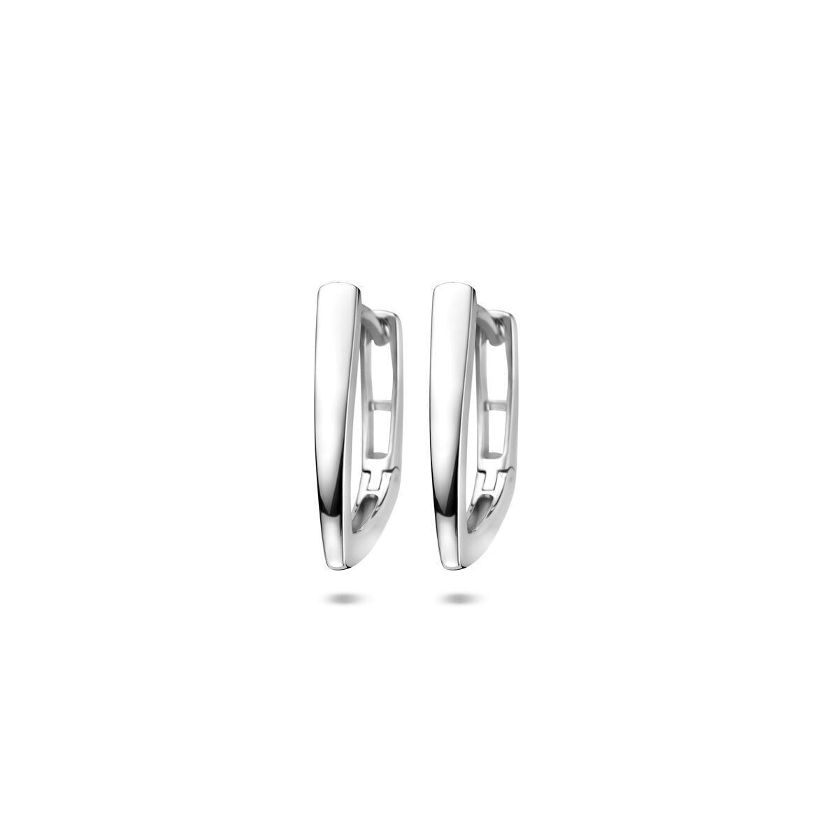 Pendientes de aro plateados, con acabado rodiado y diseño moderno.
