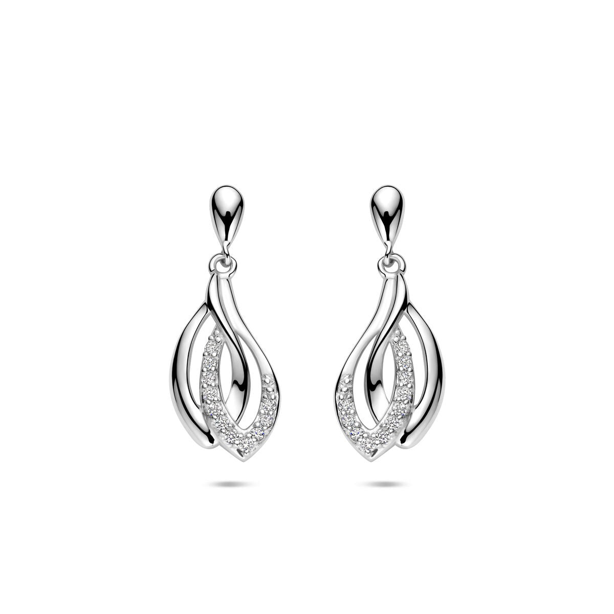 Pendientes largos de plata con zircón en un diseño entrelazado y acabado rodiado.