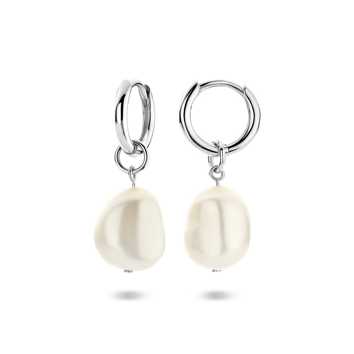 Aros de plata rodiada con perla – elegancia refinada