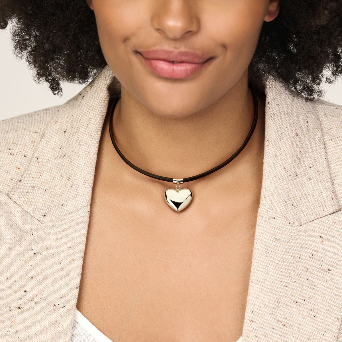 Collar de plata rodiada con corazón y cordón negro