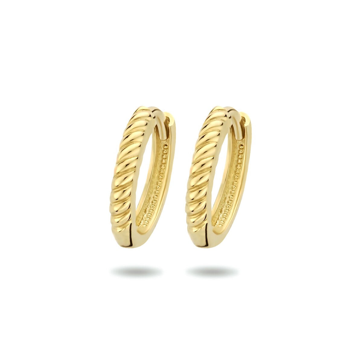 Aros de 13 mm en oro amarillo de 9 quilates con diseño trenzado.
