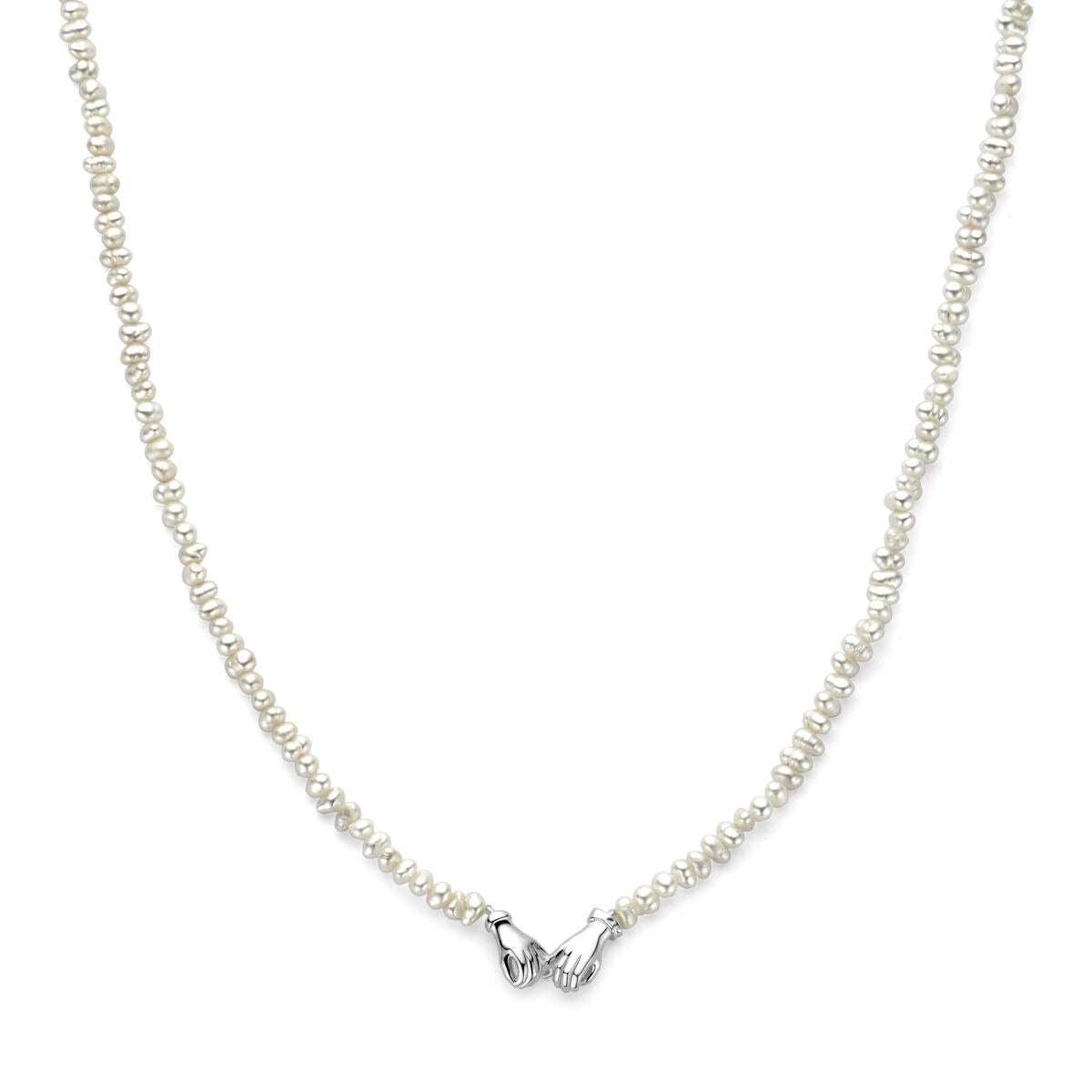 Collar de perlas con detalle en forma de manos, acabado en plata rodiada.