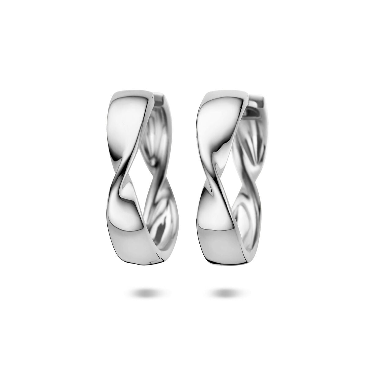 Pendientes de aro plateados de 25 x 6 mm con un diseño ondulado y pulido.