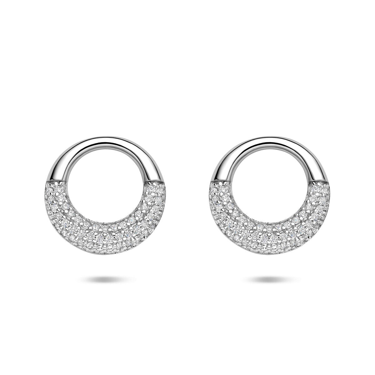 Pendientes de aro de plata con pavé de circonitas, acabado en rodio.