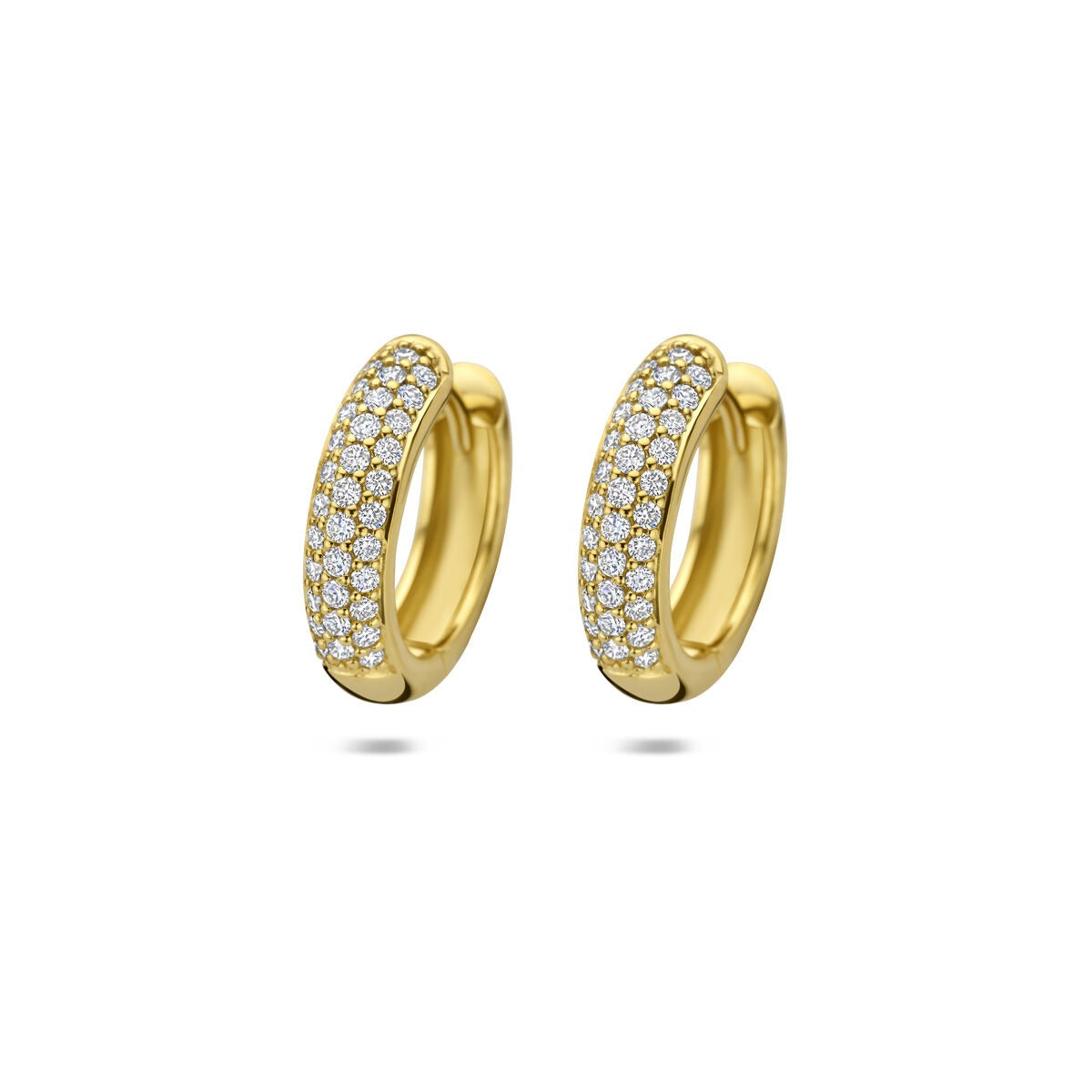 Aros de oro amarillo de 14k con diamantes en la parte frontal.