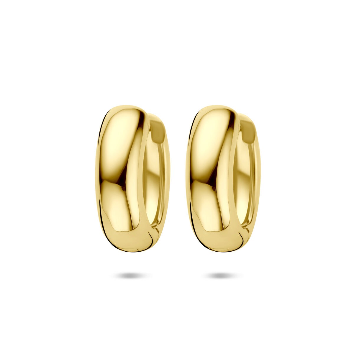 Pendientes de aro dorados, de forma ovalada y acabado brillante, con un tamaño de 20 x 17 mm.