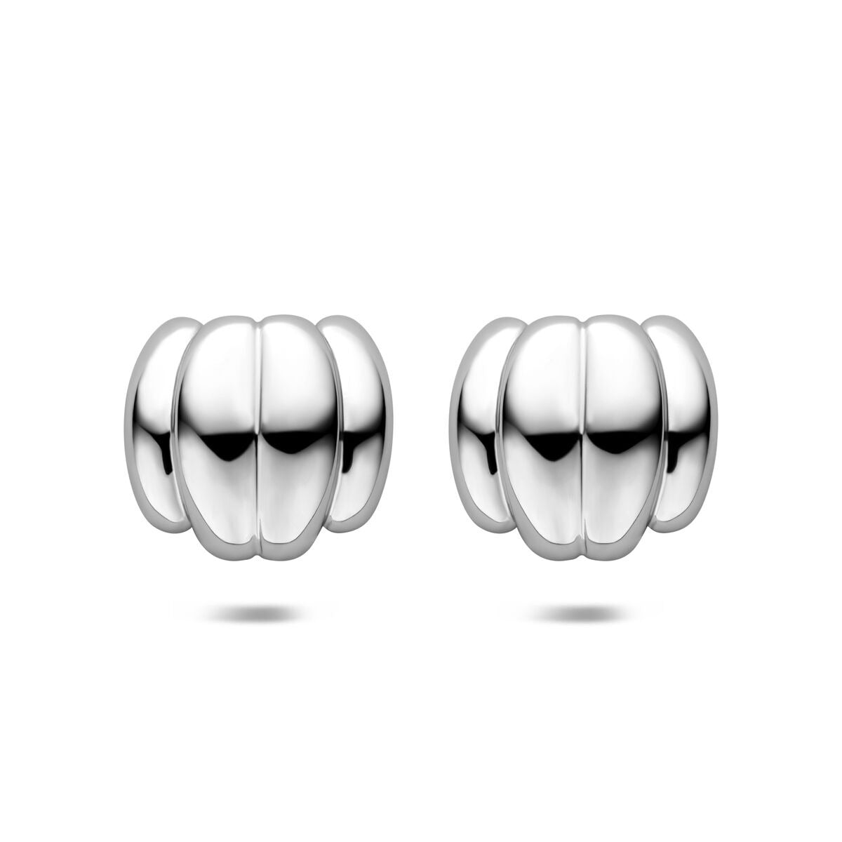 Pendientes de botón plateados, redondos, de 23 mm, con un diseño estriado y brillante.