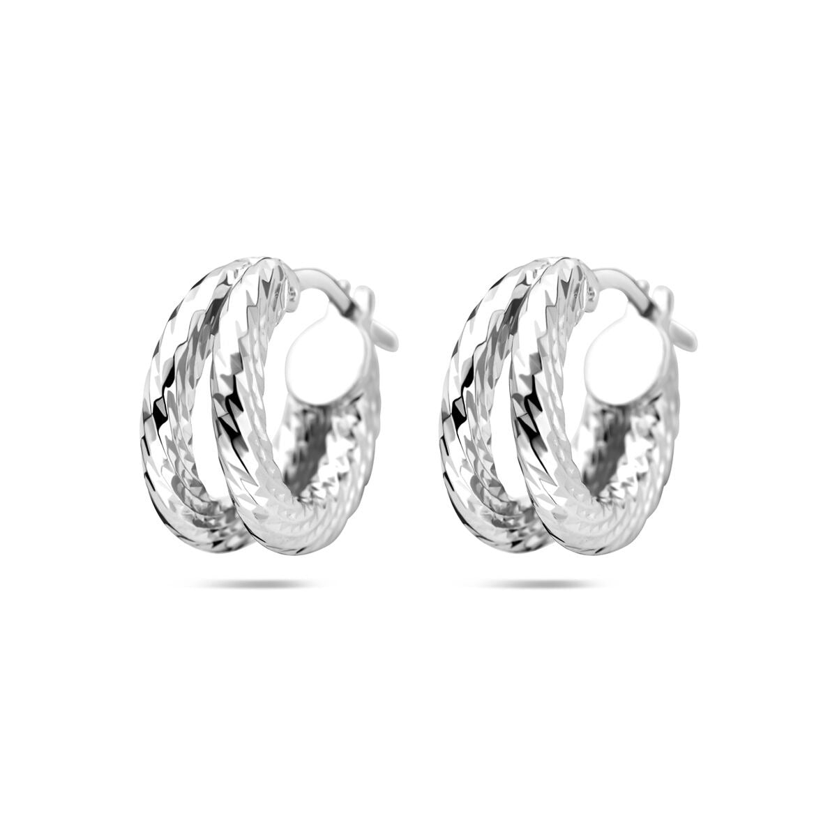 Pendientes de aro de plata rodiada con diseño trenzado y acabado brillante.