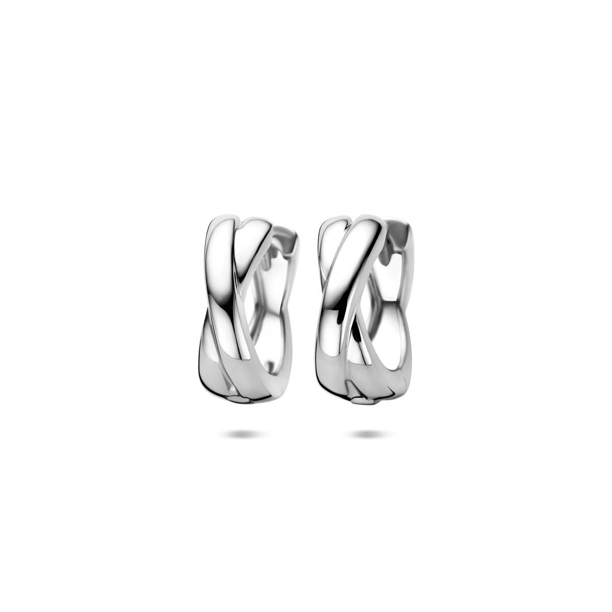 Pendientes de aro plateados de 15 x 5,5 mm con un diseño entrelazado.