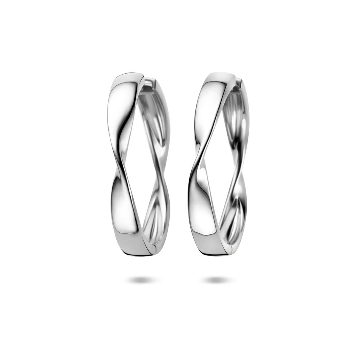 Pendientes de aro plateados de 40 x 5.5 mm con un diseño entrelazado.