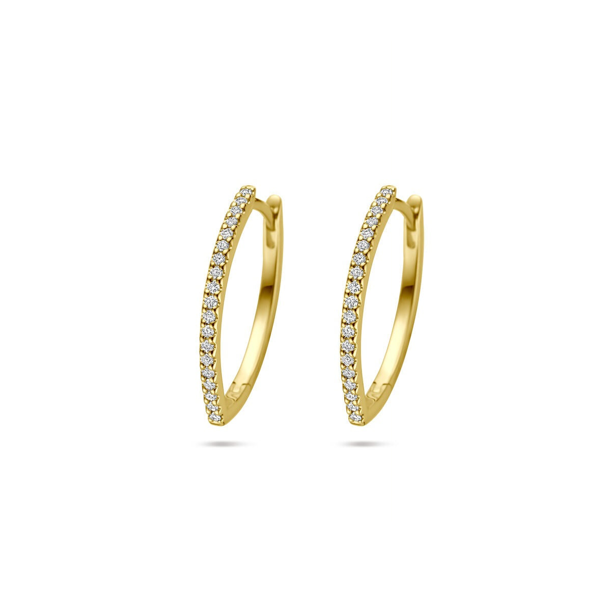 Aros de oro amarillo de 14k con diamantes, con un diseño curvado y brillante.