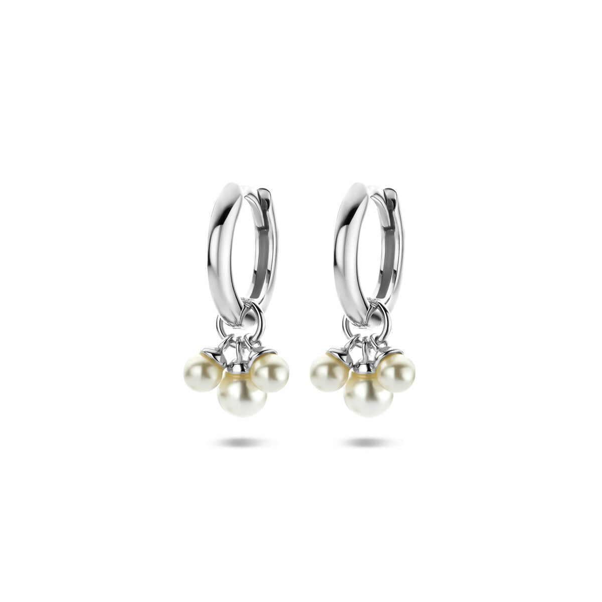 Pendientes de aro plateados con perlas y detalles brillantes, acabado rodiado.