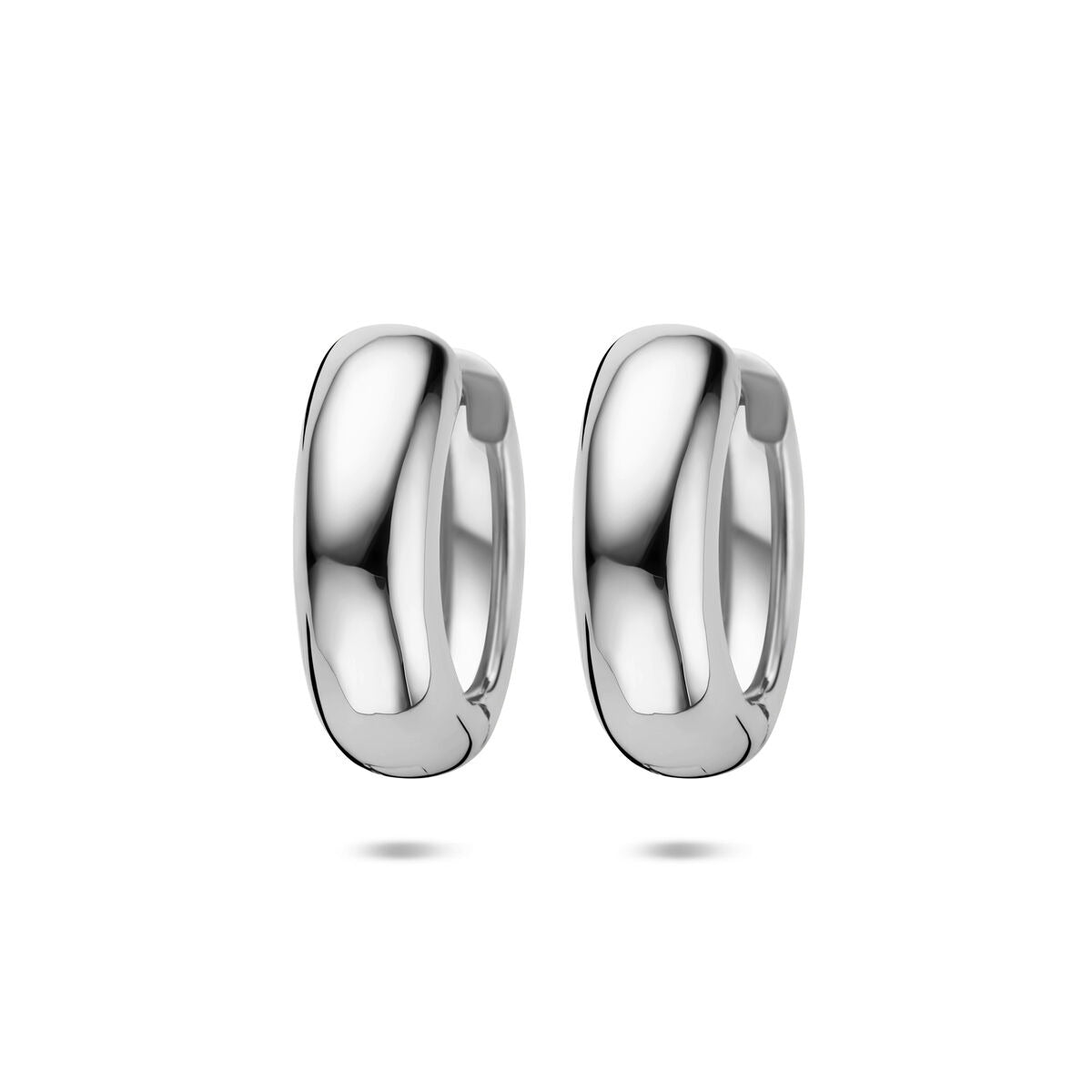 Pendientes de aro plateados de 20 x 17 mm con un acabado pulido y forma ovalada.