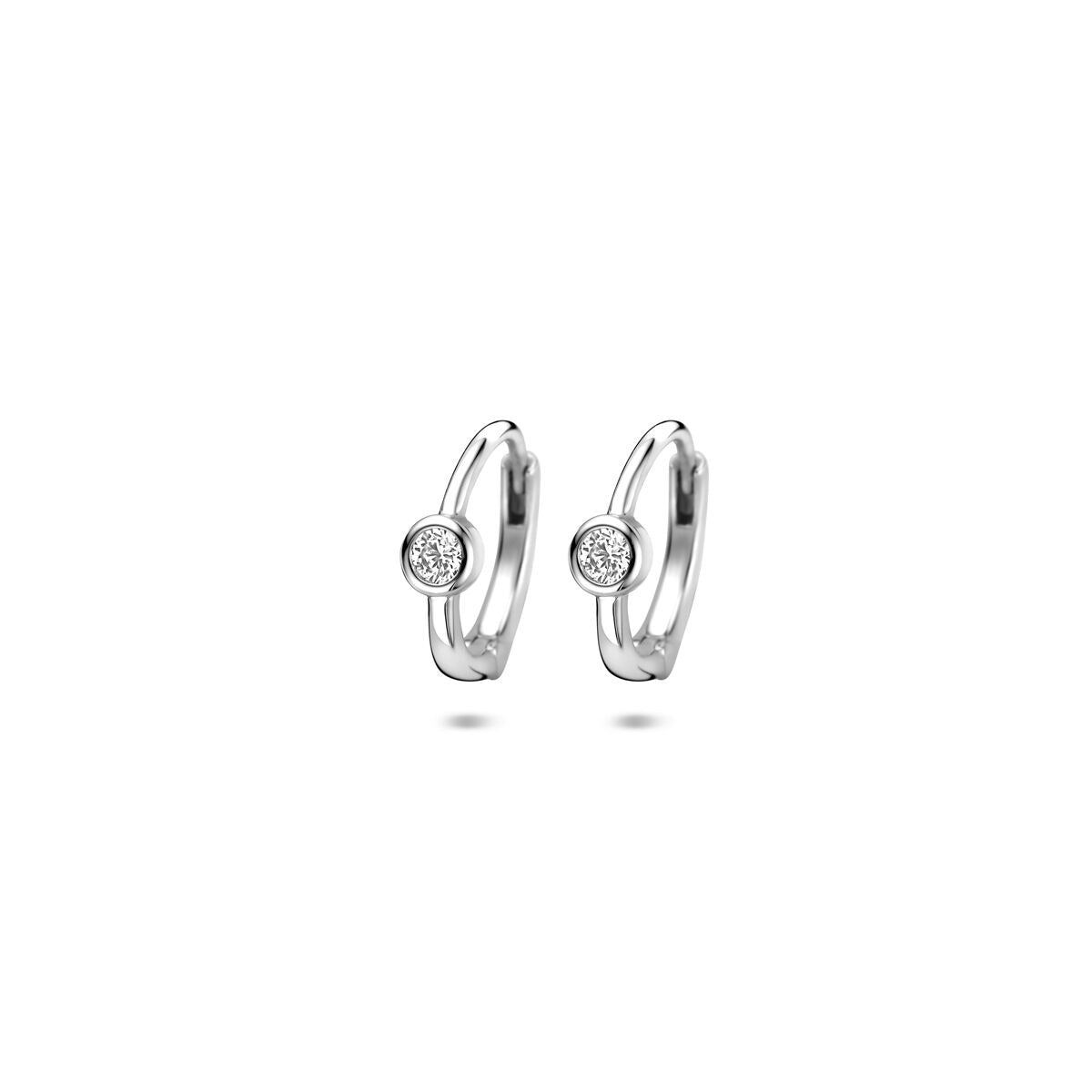 Aros de plata con circonitas, acabado rodiado, con un diseño sencillo y brillante.