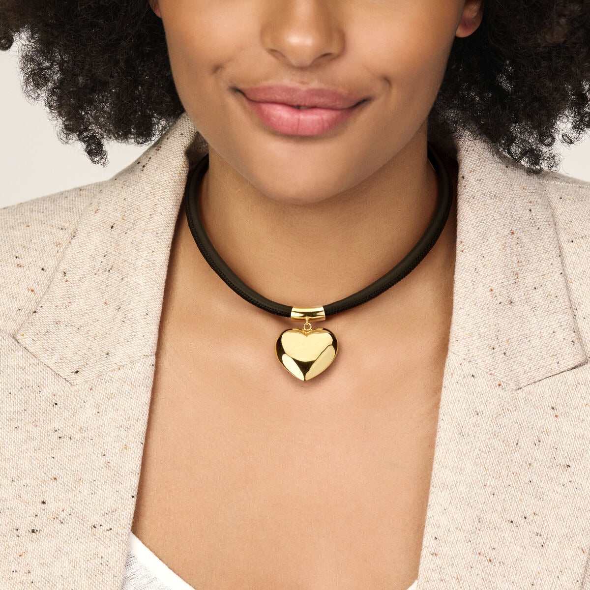 Collar chapado en oro de plata con corazón y cordón negro