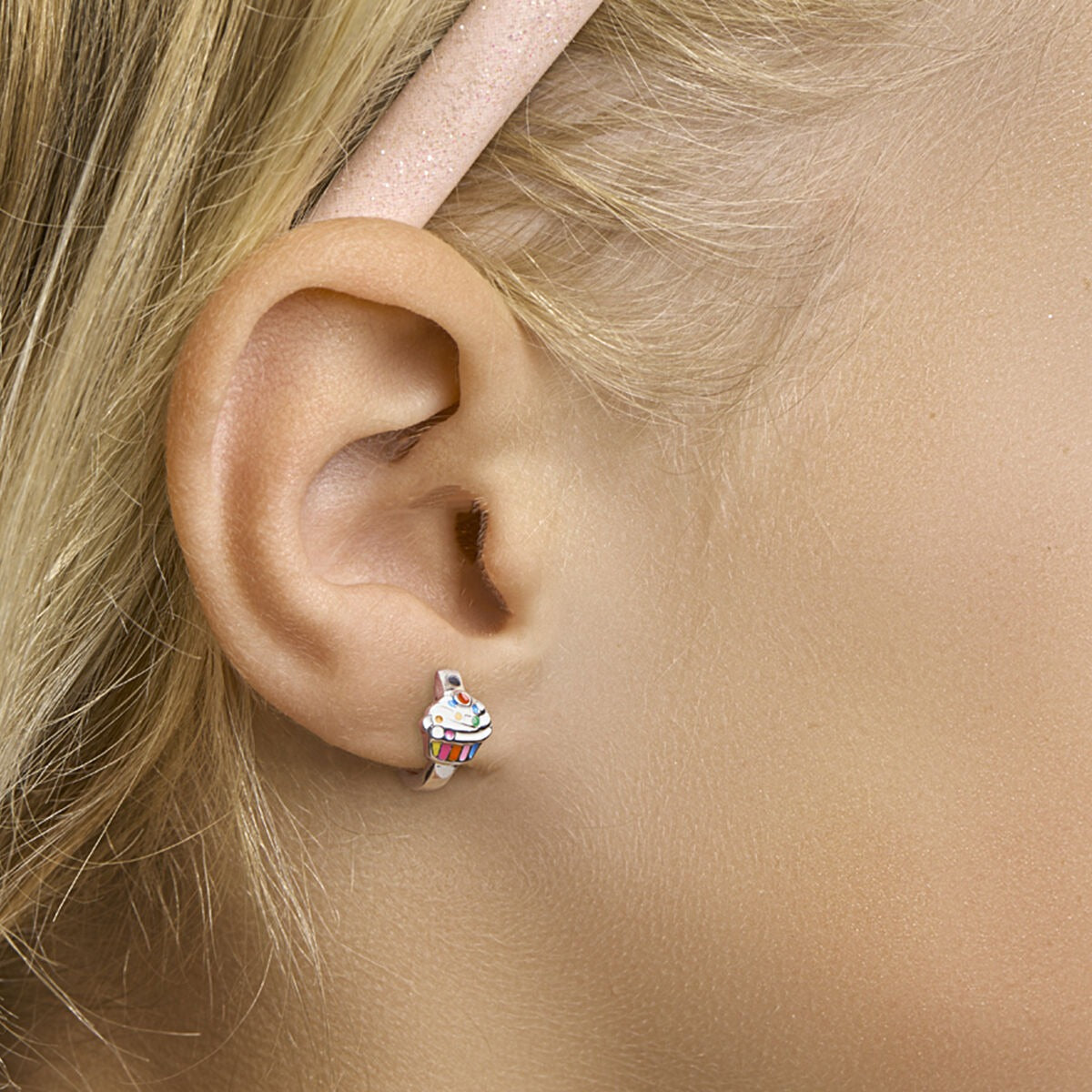 Pendientes infantiles de plata rodiada con cupcake en esmalte