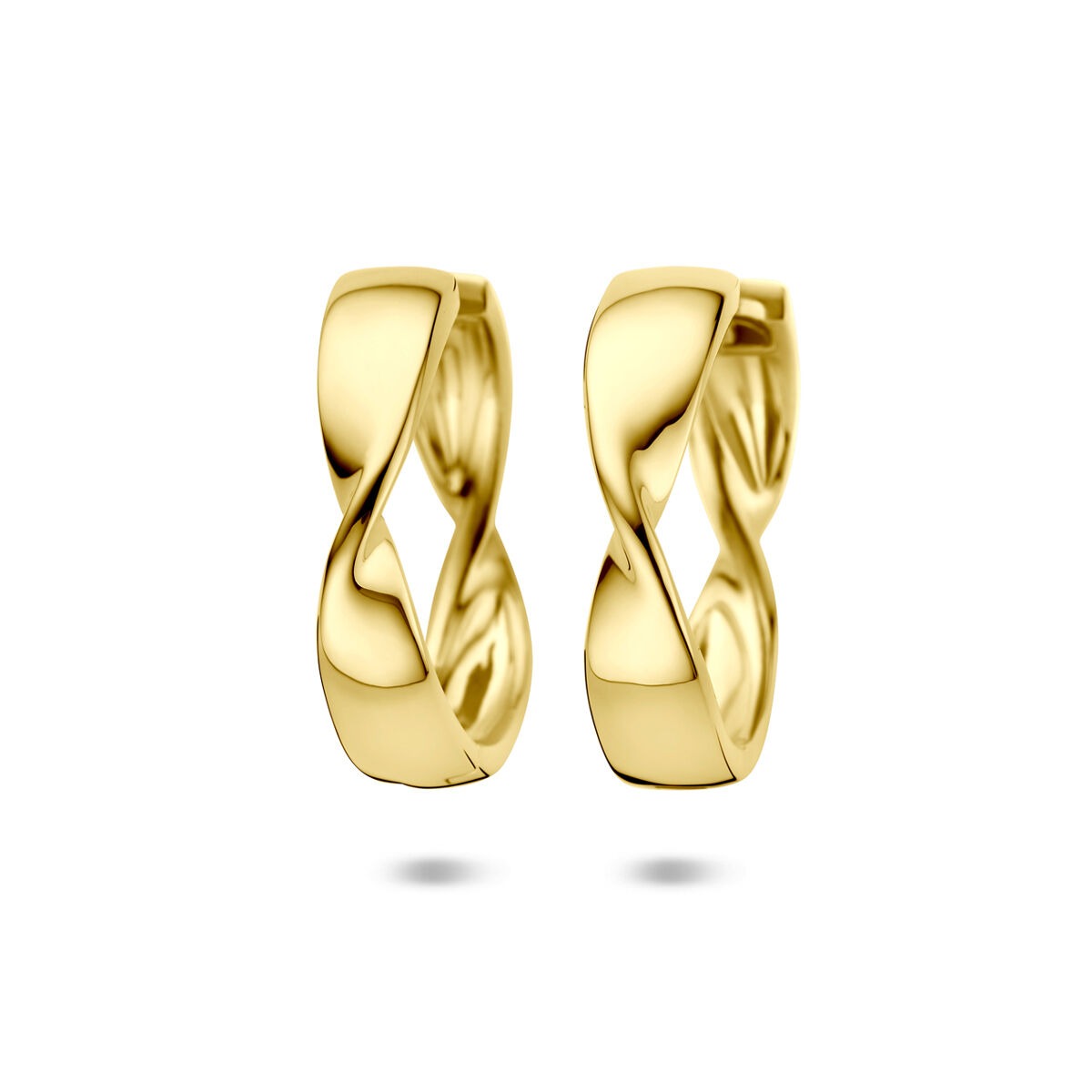 Pendientes de aro dorados con un diseño ondulado, miden 25 x 6 mm.