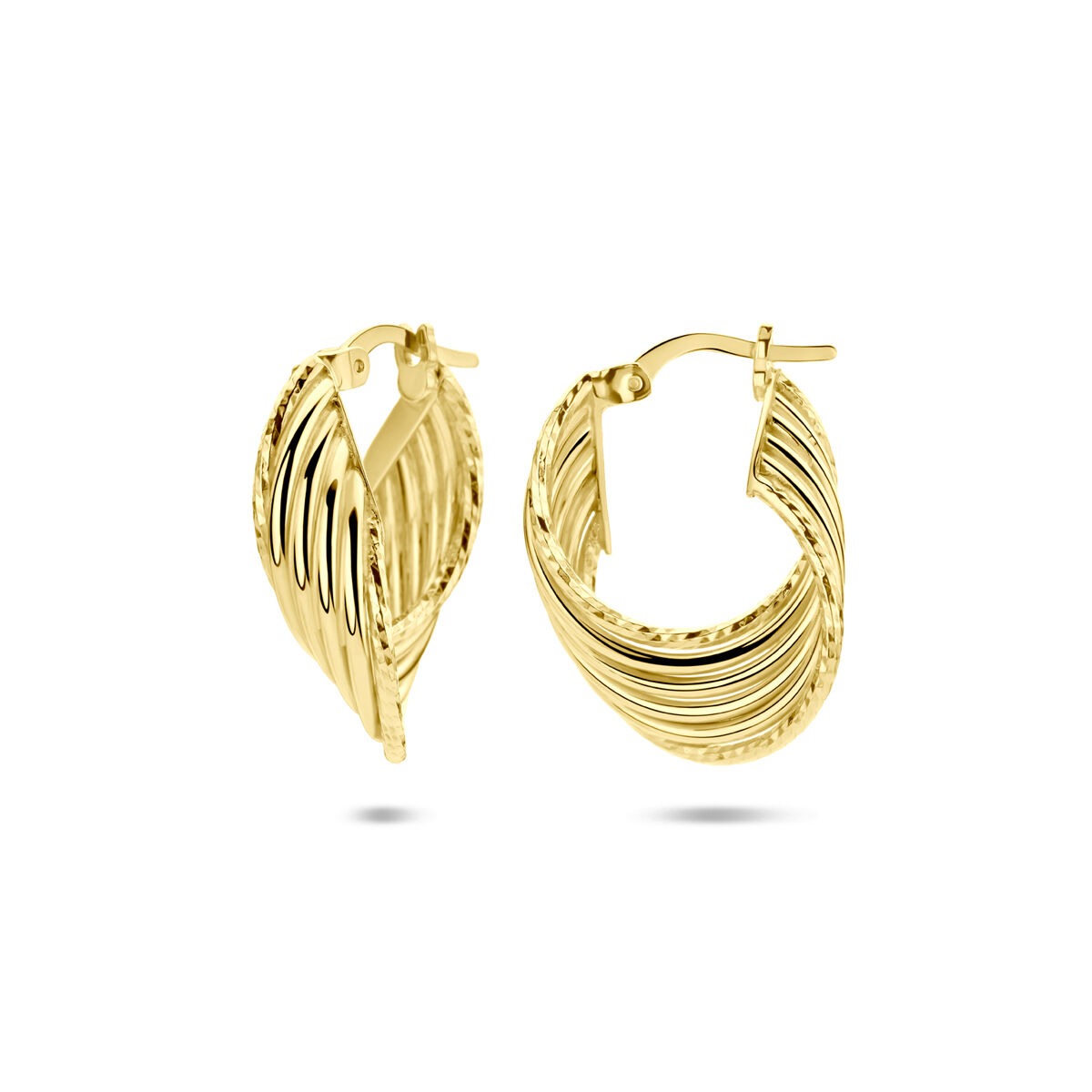Aros de oro con diseño ondulado y acabado brillante, de 25 x 7 mm.