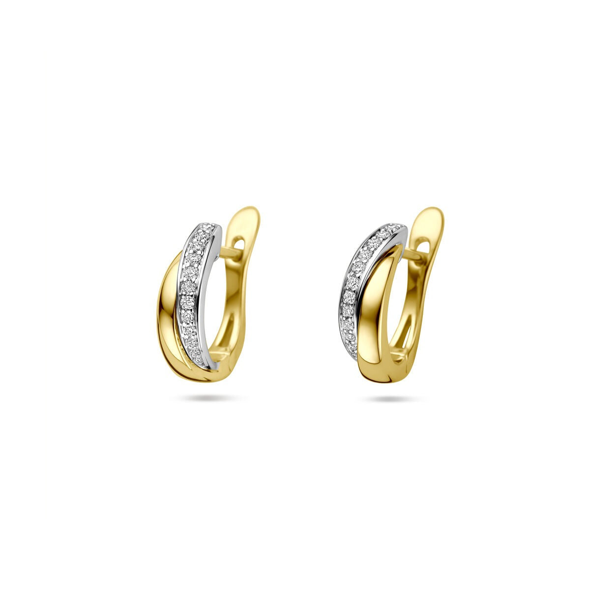 Aros bicolores de oro de 14k con diamantes, con un diseño entrelazado y brillante.