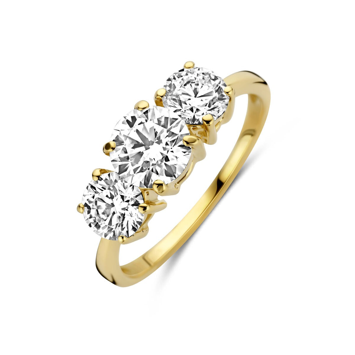 Anillo de oro amarillo de 14k con tres diamantes lab-grown, brillante y con engaste clásico.