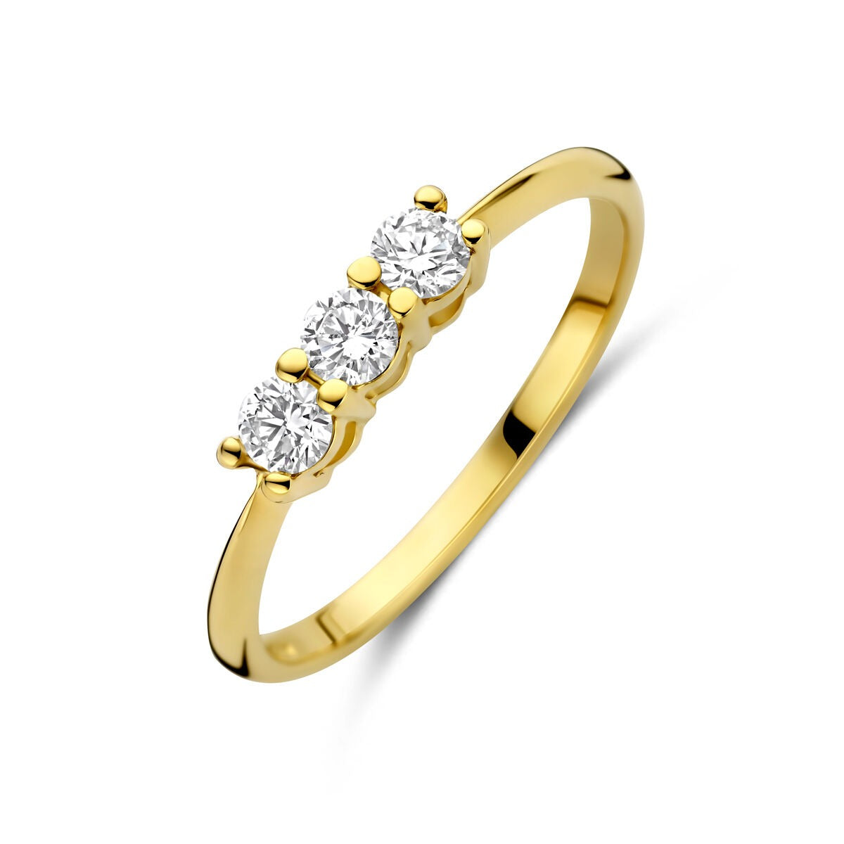 Anillo de oro amarillo de 14k con tres diamantes lab-grown en engaste de garra.