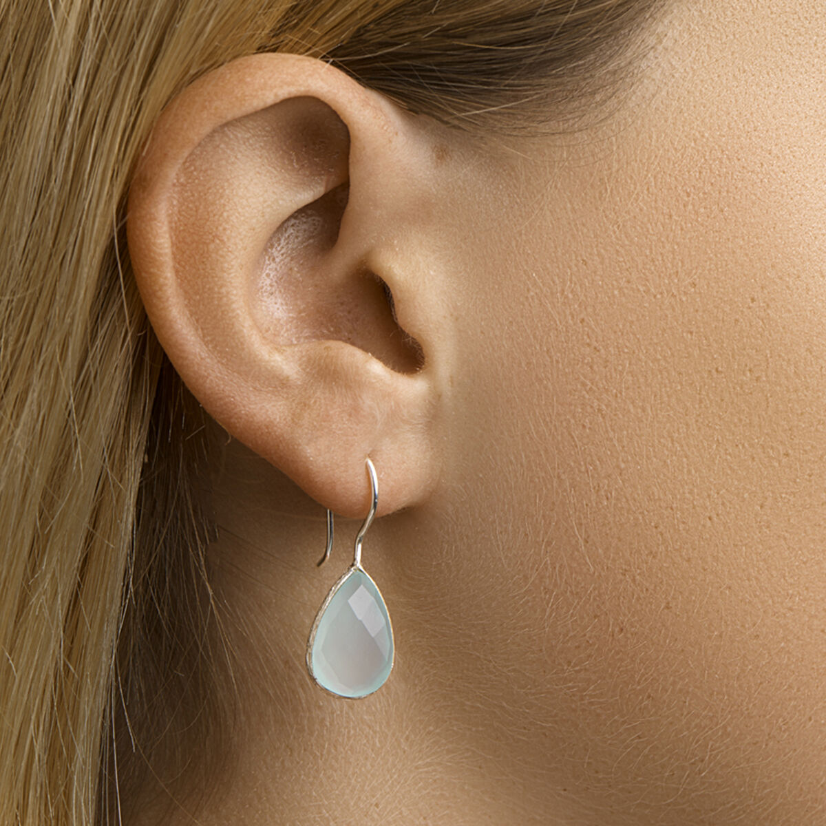 Pendientes de plata con chalcedonia verde - en forma de gota en engaste de entorno