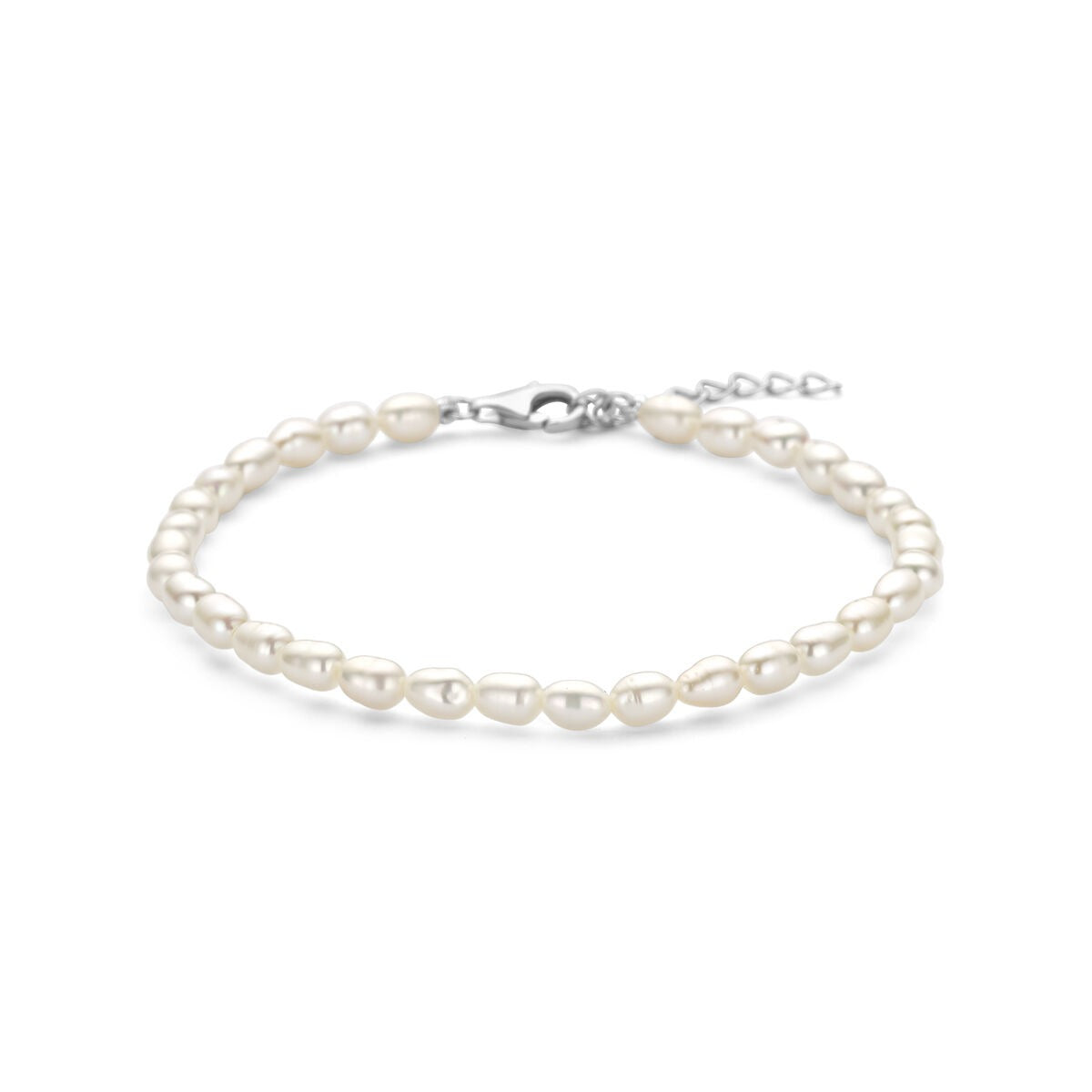 Pulsera de plata rodiada con perlas en forma ovalada.