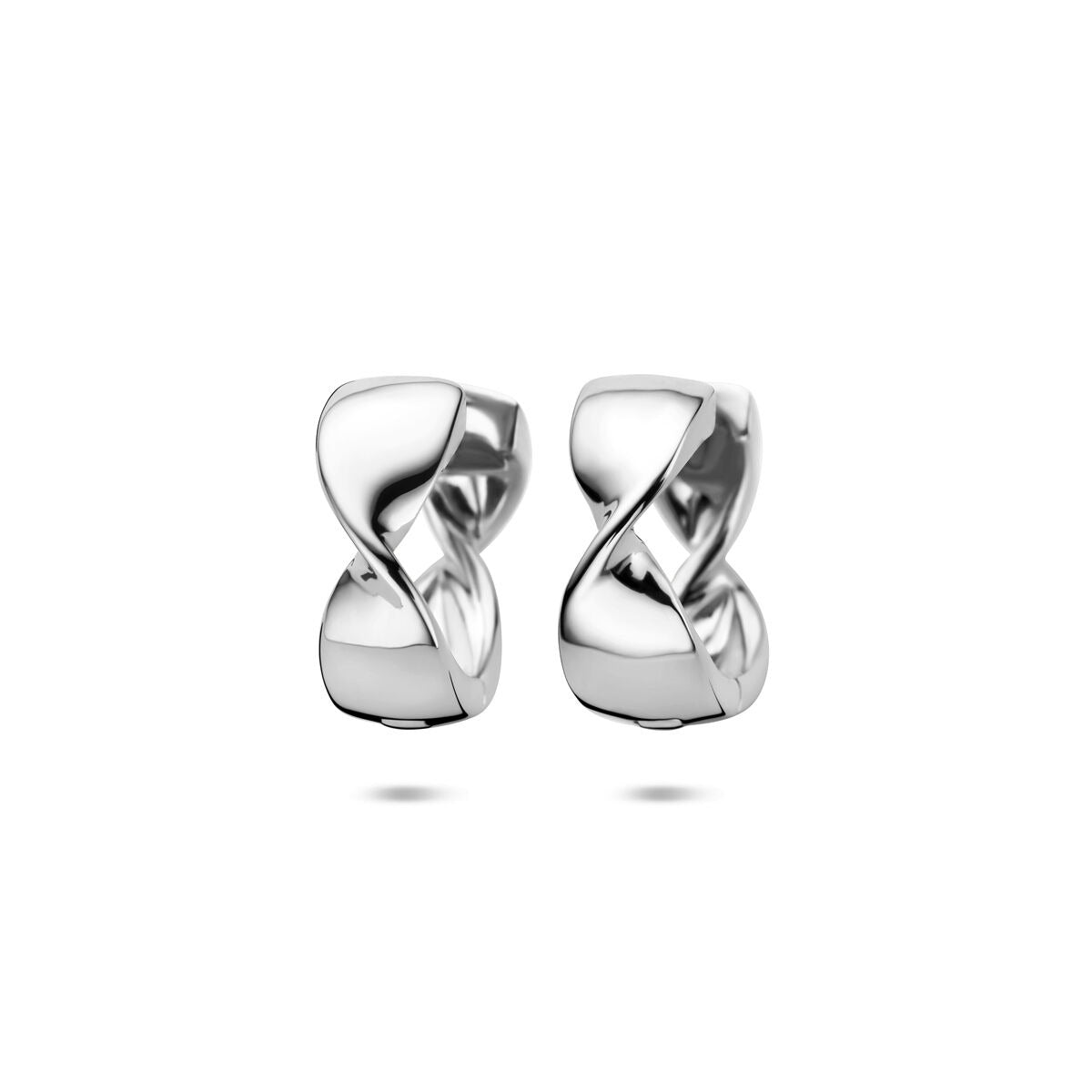 Pendientes de aro de plata, con un diseño retorcido y dimensiones de 15 x 6 mm.