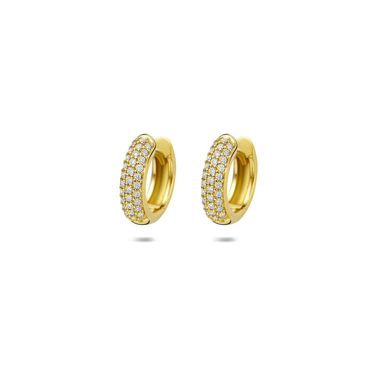 Aros de oro amarillo de 14k con diamantes engastados.