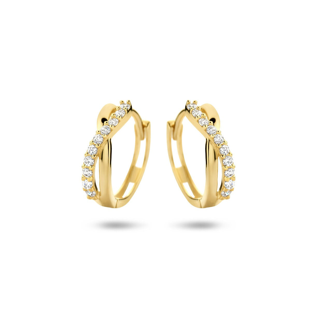 Aros de oro amarillo de 9k con circonitas brillantes en un diseño curvado.