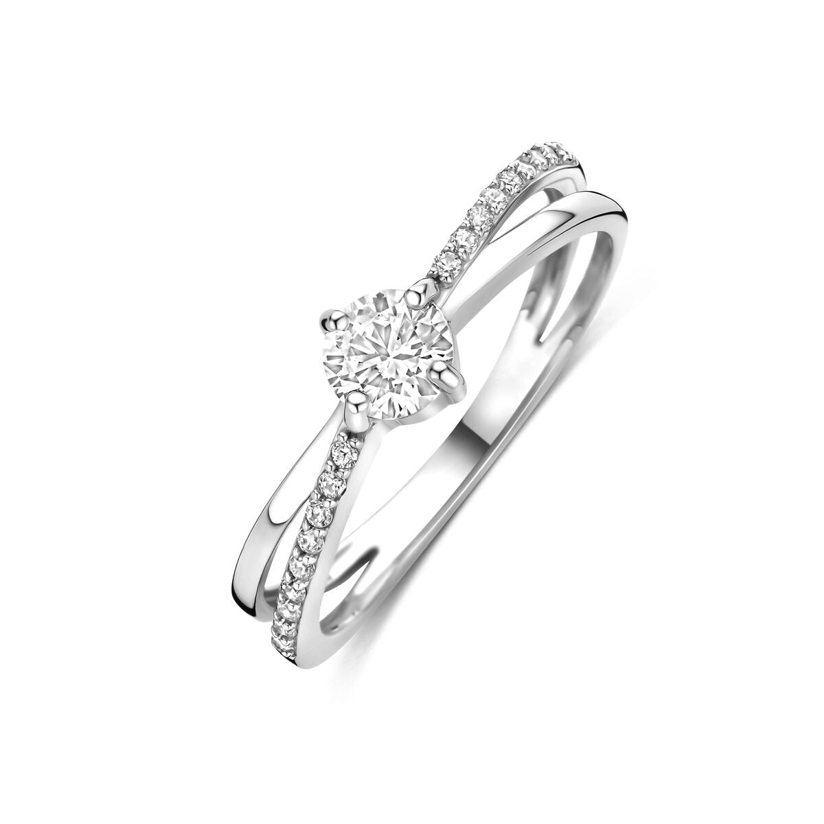 Anillo de plata rodiada con circonitas en engaste de entorno.