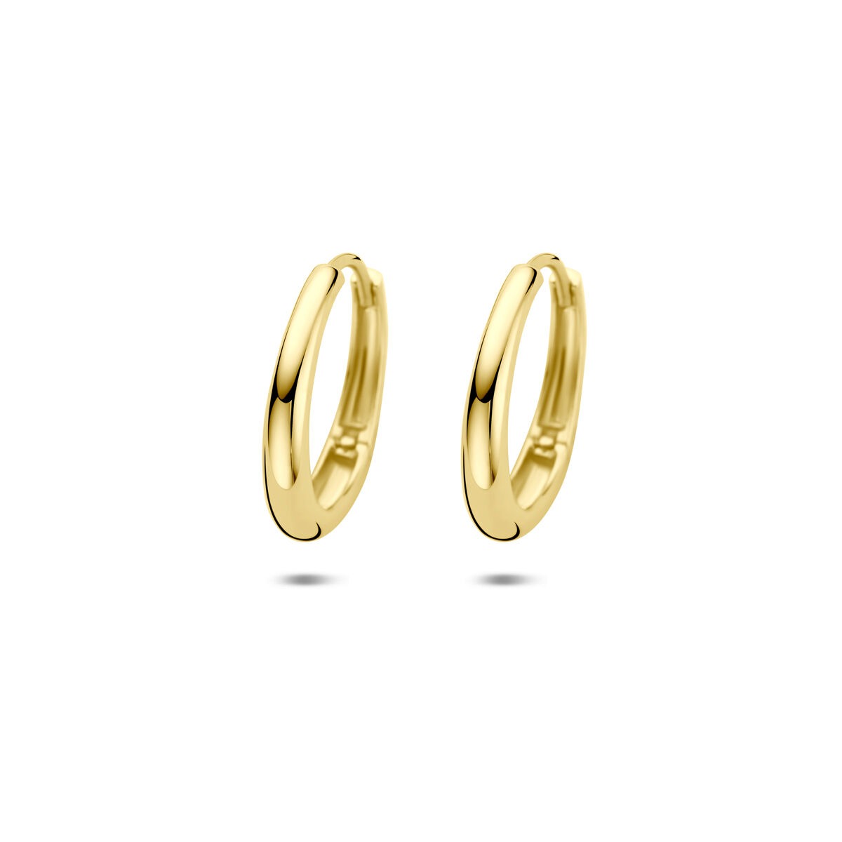 Pendientes de aro de 14k en oro amarillo con un diseño liso y brillante.
