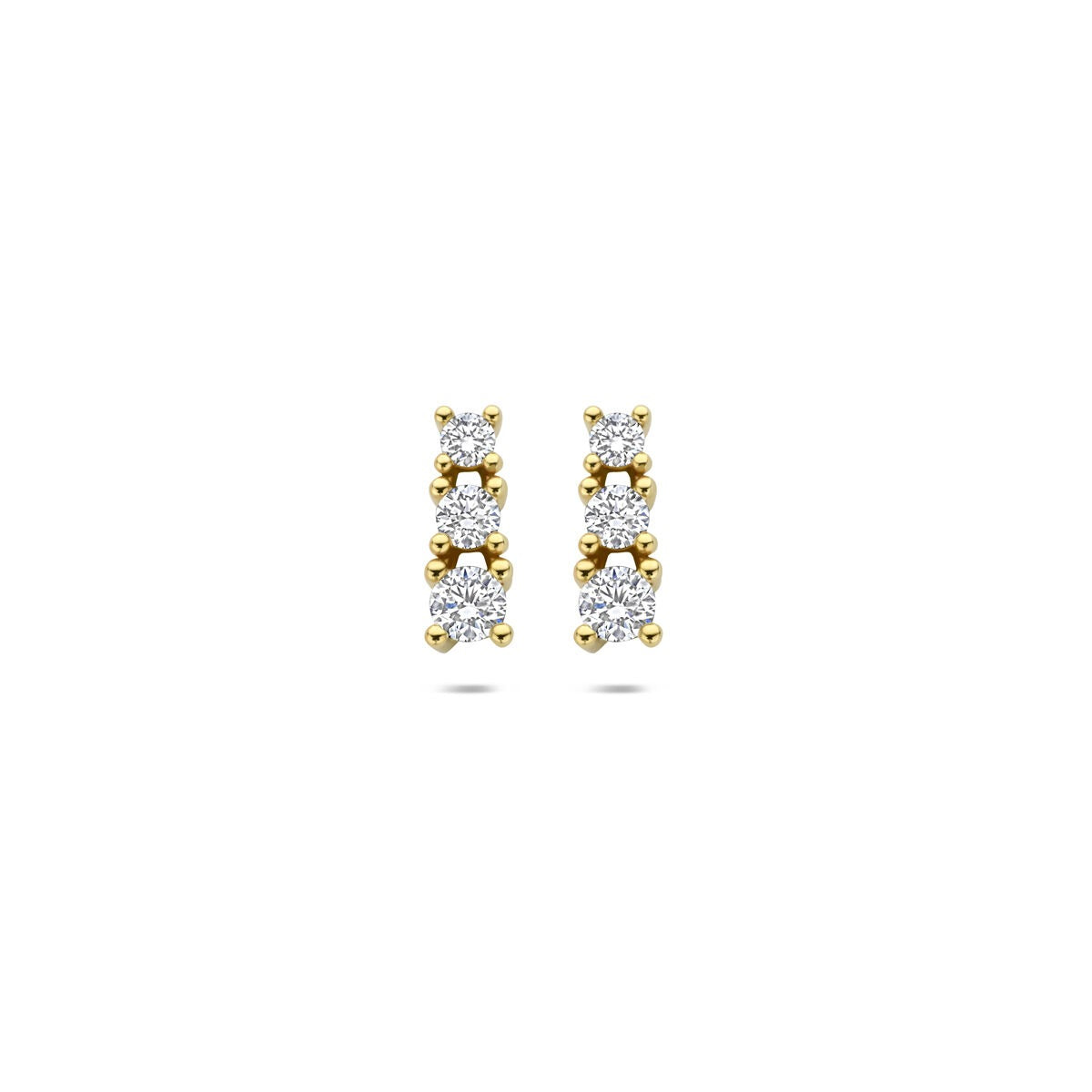 Pendientes de oro amarillo de 14k con diamantes lab-grown en un diseño de tres piedras.