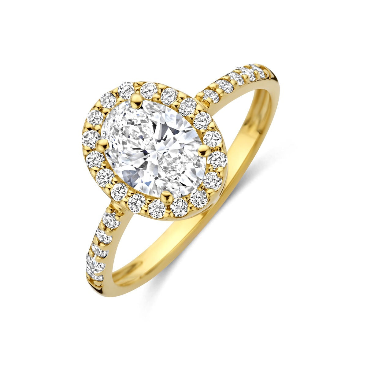 Anillo de oro amarillo de 14k con diamante lab-grown ovalado y brillante, rodeado de pequeños diamantes.
