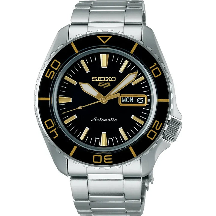 Zilveren automaat horloge met zwarte wijzerplaat, gouden accenten en een zwarte lunette.