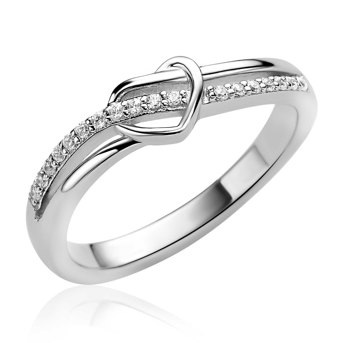 Anillo de plata con zircón y diseño de corazón en la parte superior.