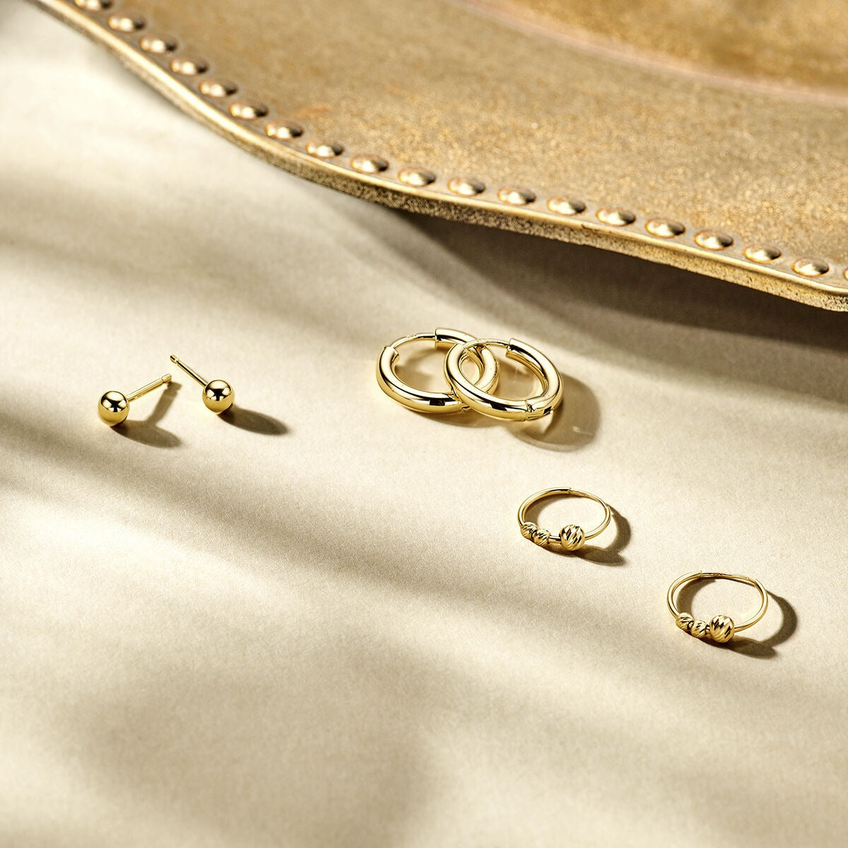 Aros de oro con bolitas – 14k