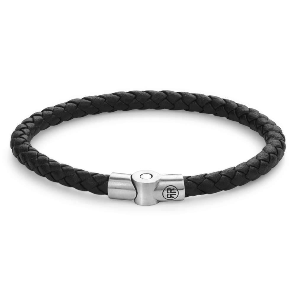 Pulsera de cuero trenzado negro con cierre metálico plateado.