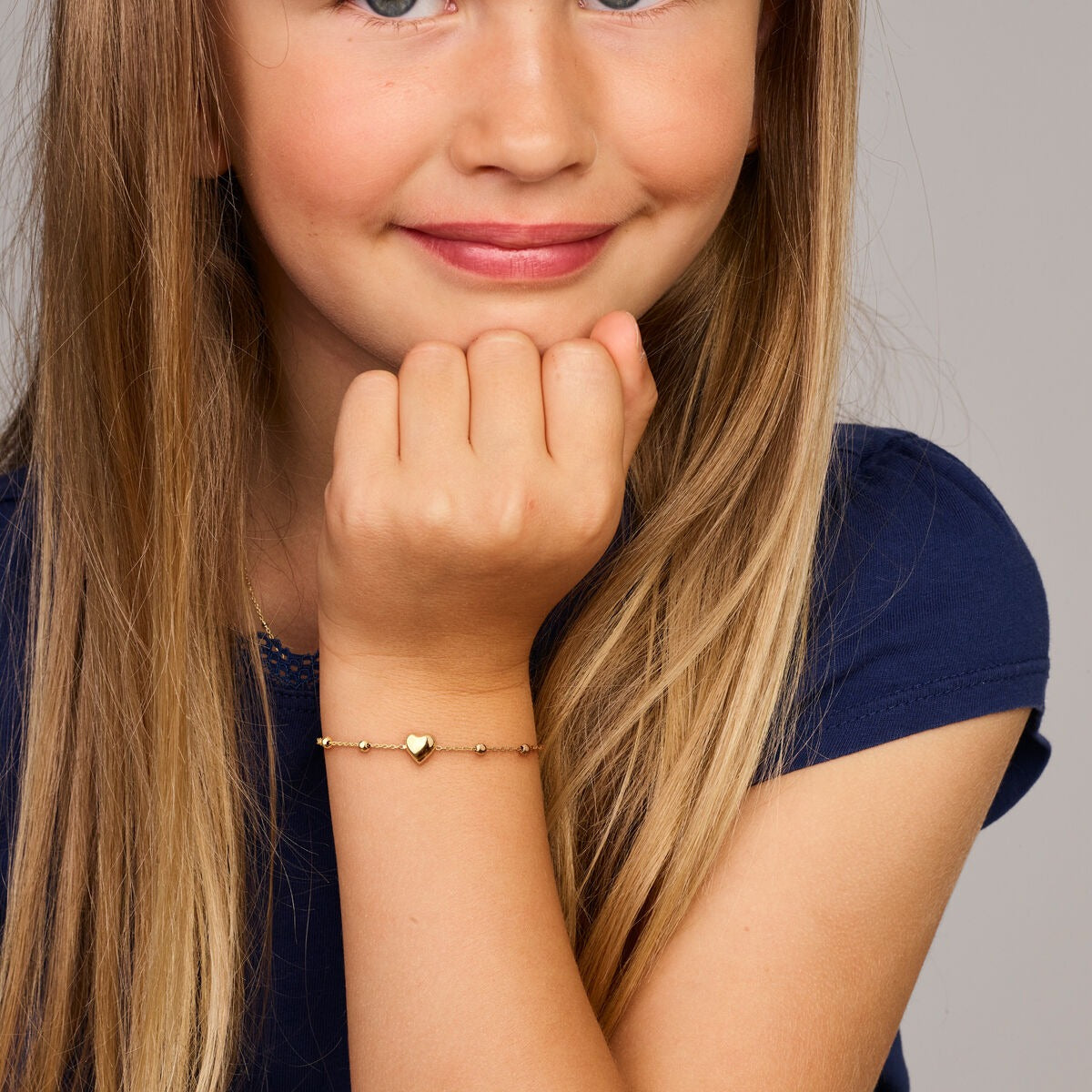 pulsera infantil de oro amarillo con corazón y bolitas