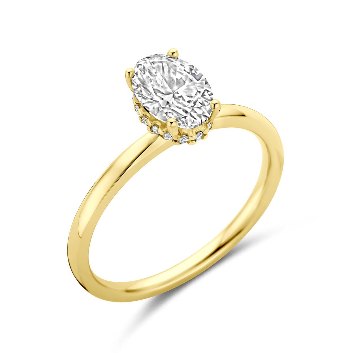 Anillo de oro amarillo de 14k con diamante lab-grown ovalado en un engaste delicado.