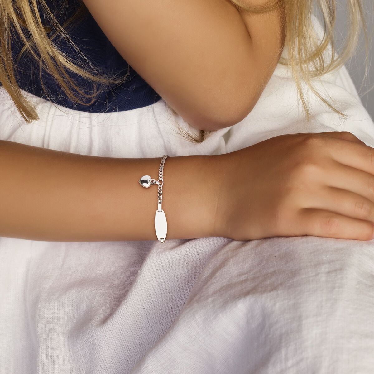 Pulsera infantil de plata con grabado de corazón – rodiada