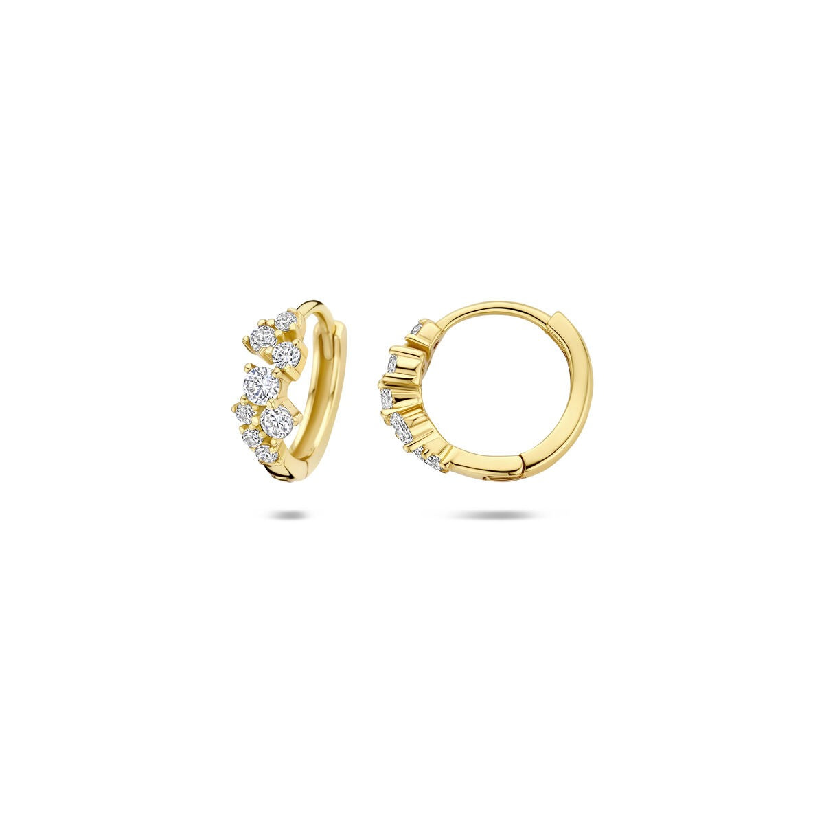 Aros de oro amarillo con circonitas brillantes en un diseño curvado.