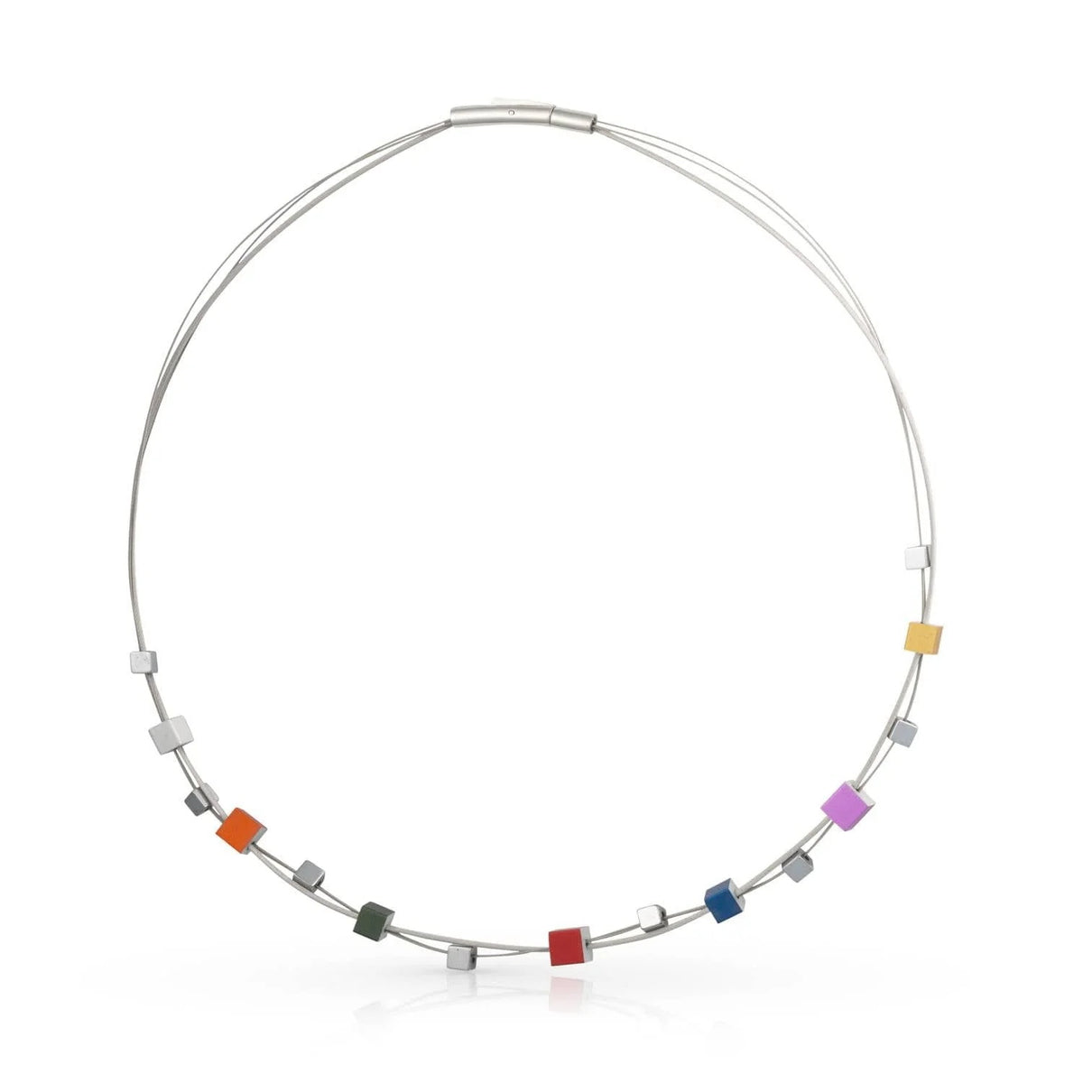 Collar de cubos coloridos en tonos variados con cadena de metal plateado.