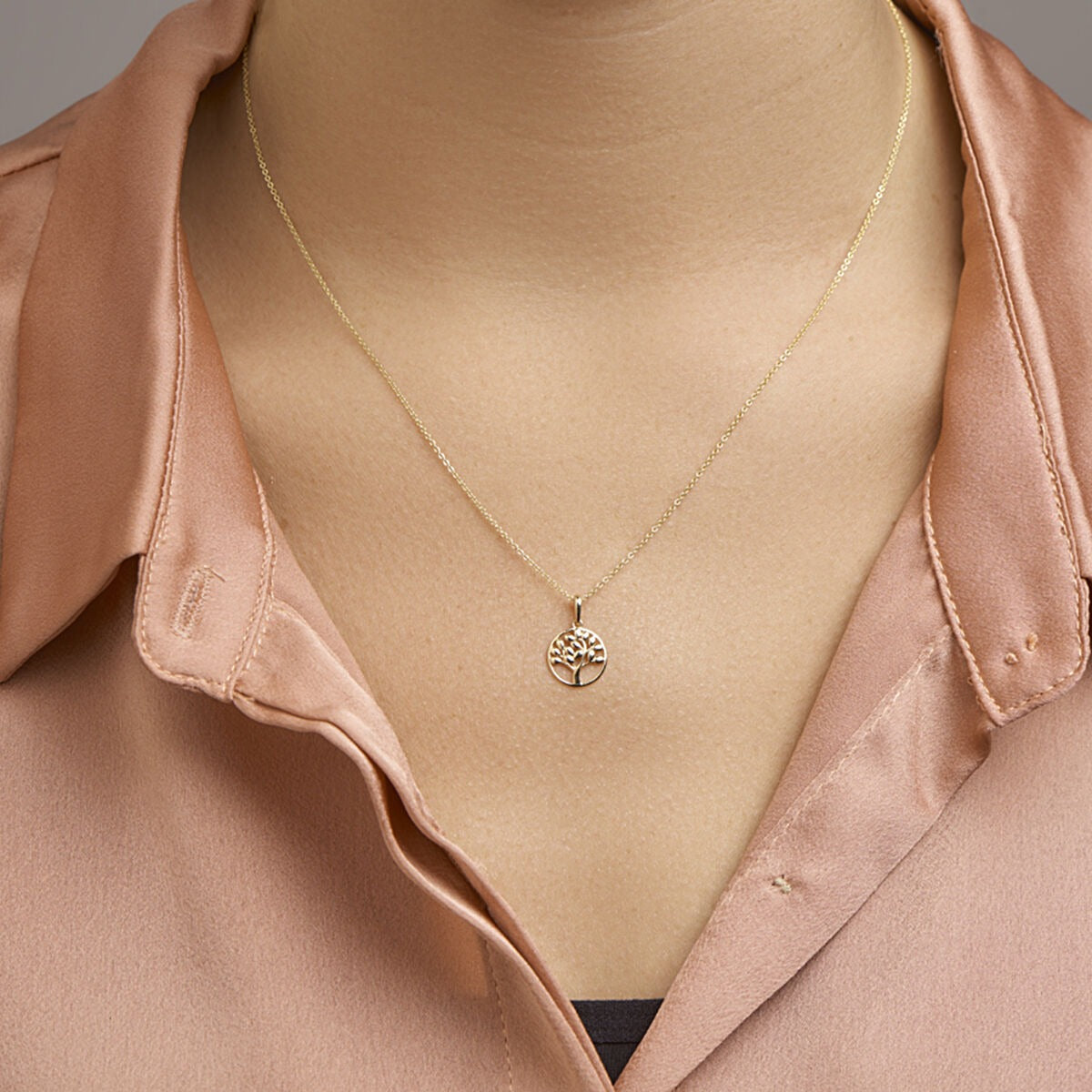 colgante de oro amarillo con árbol de la vida